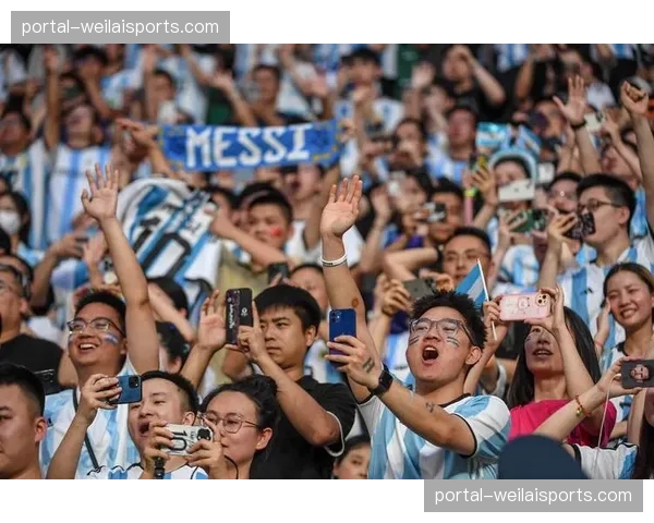 特写：39岁的博努奇在弗罗西诺内替补登场，接受主场掌声。