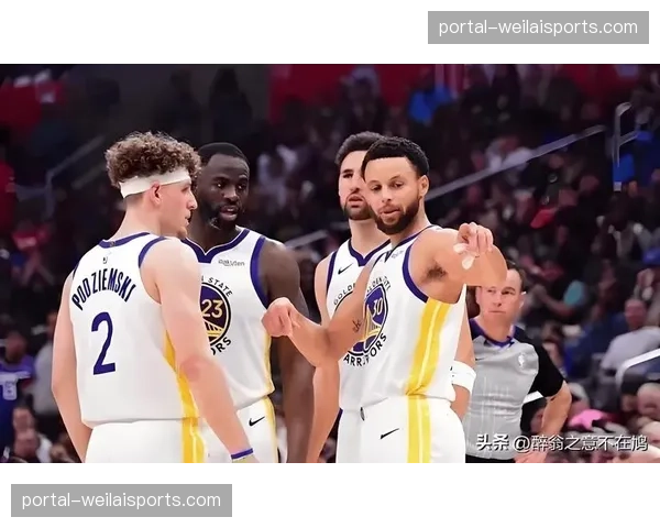 镜头捕捉：库里在板凳席为年轻队友克莱·汤普森讲解战术
