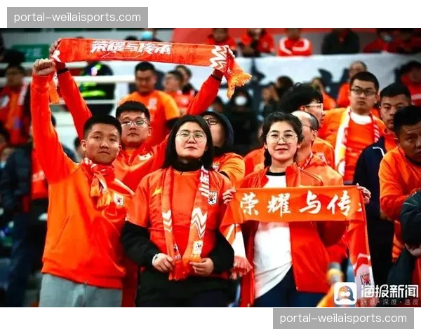 暖心！大连人小球迷举牌为客队山东泰山加油，获客队球迷掌声回应
